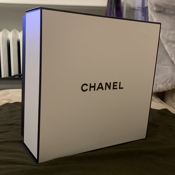 Chanel box - Picture 2 of 2